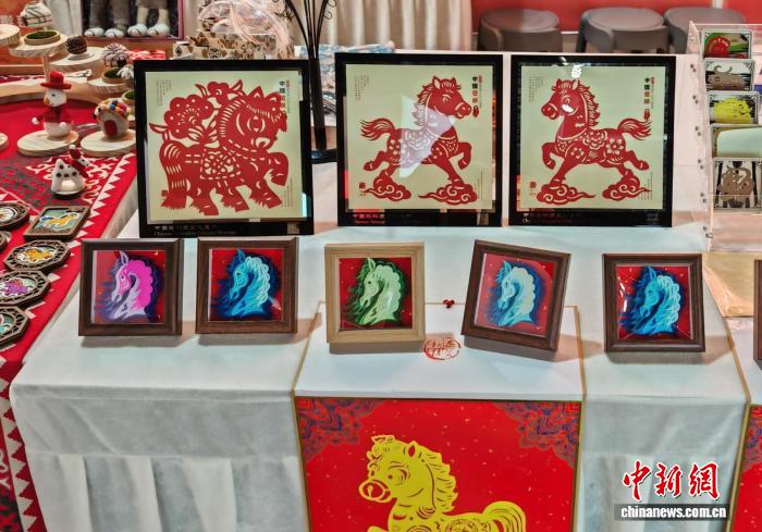 （新春见闻）新疆匠人巧手迎马年 非遗体验项目受追捧