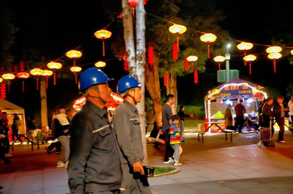 2月21日，大年初五，广西电网公司南宁邕宁供电局蒲庙供电所工作人员对南宁园博园景区供电线路开展巡视测温，全力保障新春庙会、夜间烟花秀等活动安全可靠用电。廖鑫莹 摄