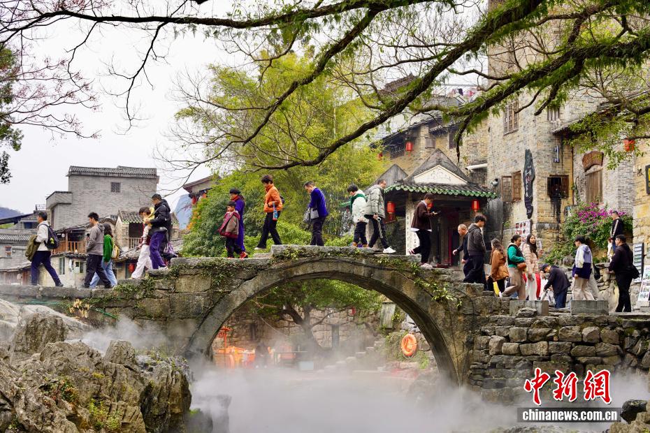 广西贺州黄姚古镇新春年味浓 游人逛古镇赏民俗