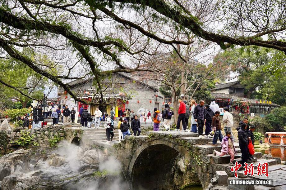 广西贺州黄姚古镇新春年味浓 游人逛古镇赏民俗