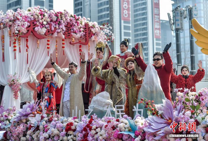 （新春走基层）乌鲁木齐举办“打起手鼓舞起龙”社火巡游展演活动