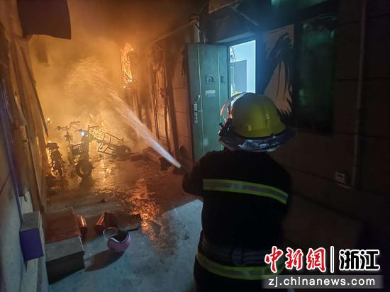 杭州市西湖区区域性微型消防救援站队员灭火救援现场。杭州市西湖区消防救援局&nbsp;供图