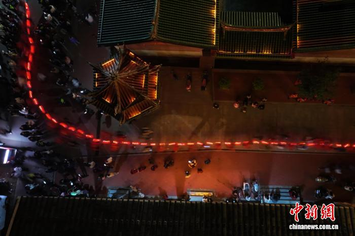 （新春走基层）侨乡福建南安“拔拔灯” 千米“灯龙”闹新春
