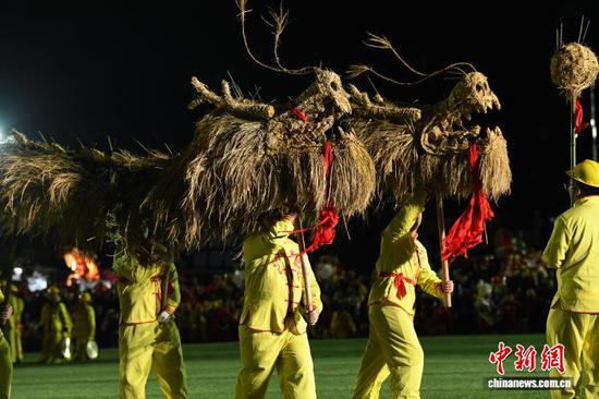 图为龙灯队正在进行比赛。陈孝新 摄