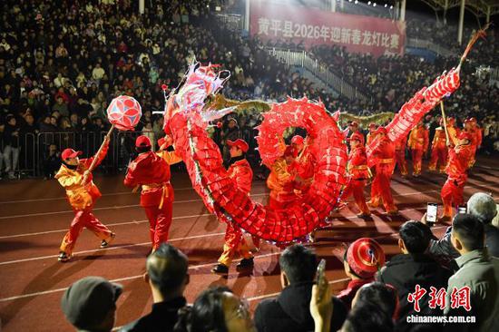 2月26日晚，贵州省黄平县足球体育场，龙灯队在巡游表演。黄平县举行2026年迎新春龙灯比赛，16支龙灯队伍齐聚，活动集民俗展演、文化展示、群众互动于一体，不仅丰富当地民众节日文化生活，更让大家感受传统文化魅力，共迎美好新春。陈孝新 摄
