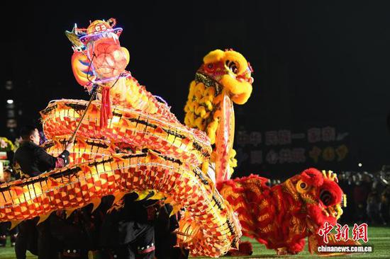 图为龙灯队正在进行比赛。陈孝新 摄