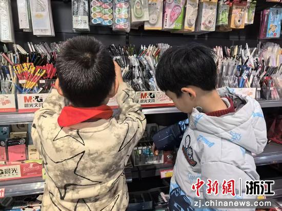 近日，杭州凤凰小学学生开展志愿服务。（受访者供图）