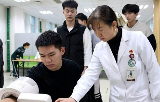 征兵体检。王星宇 摄