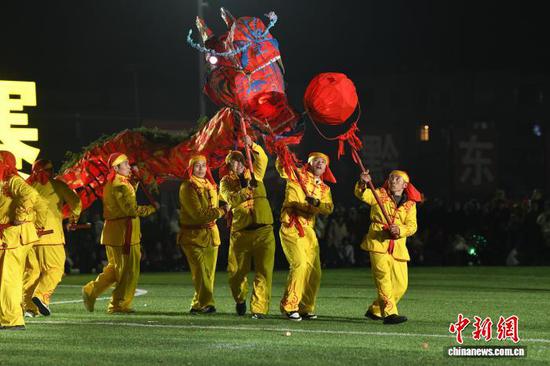 图为龙灯队正在进行比赛。陈孝新 摄