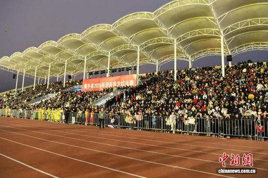 图为当地民众在观看龙灯比赛。陈孝新 摄