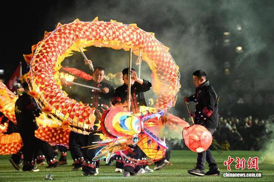 图为龙灯队正在进行比赛。陈孝新 摄