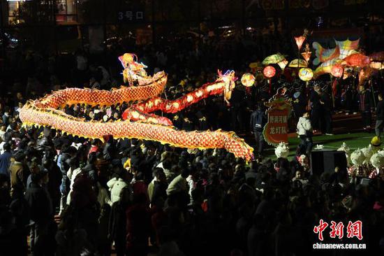 图为龙灯队准备参加比赛。陈孝新 摄