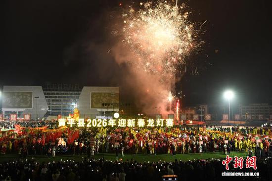 图为龙灯比赛烟花秀。陈孝新 摄