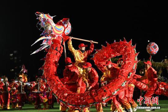 图为龙灯队正在进行比赛。陈孝新 摄