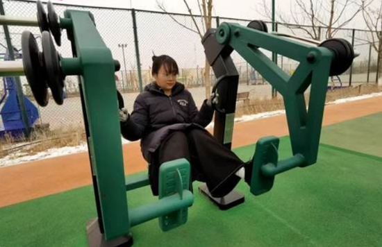 体验健身乐趣。王晓燕 王璇 摄