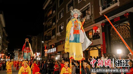 市民和游客观看踩高跷。&nbsp;受访者&nbsp;供图