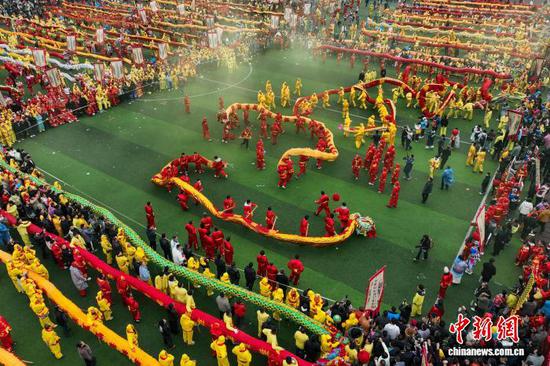 2月27日，航拍“仡佬毛龙节”现场。（无人机照片）中新社记者 瞿宏伦 摄