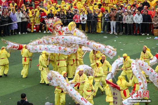 2月27日，“仡佬毛龙节”现场。中新社记者 瞿宏伦 摄
