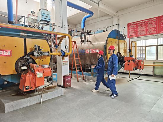 安检人员检查企业燃气设备