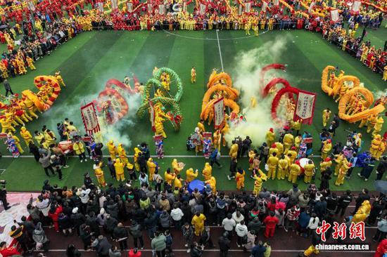 2月27日，航拍“仡佬毛龙节”现场。（无人机照片）中新社记者 瞿宏伦 摄