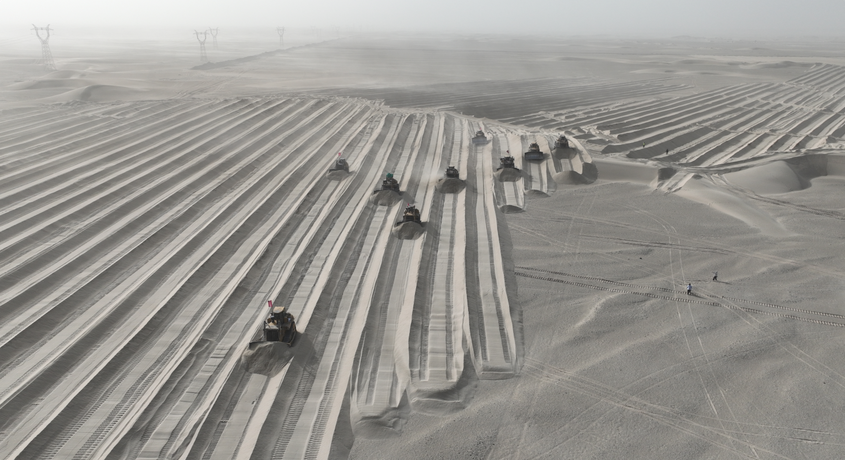 第十四师二二五团4万亩沙漠锁边配套工程加速推进中