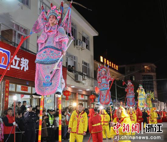 踩高跷现场。&nbsp;徐琴微&nbsp;摄