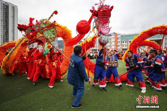 2月27日，“仡佬毛龙节”现场。中新社记者 瞿宏伦 摄