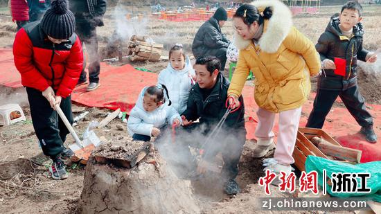 各族民众窑烤番薯。罗筱英&nbsp;摄