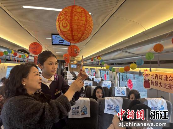 图为：旅客在列车上猜谜。中新社发 高艳 供图