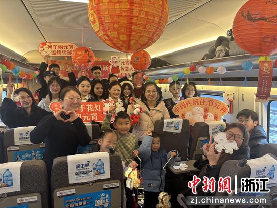 图为：参与活动的旅客们一同合影。中新社发 高艳 供图