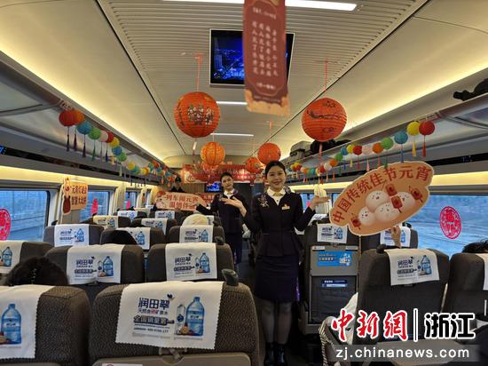 图为：乘务人员为旅客表演节目。中新社发 高艳 供图