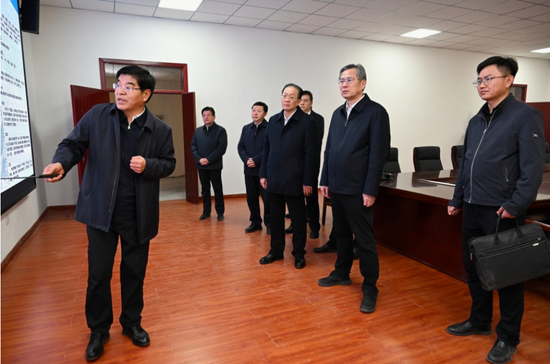 2月28日，自治区党委副书记、兵团党委书记、政委何忠友在兵地融合发展泽普产业园，认真听取产业园发展情况汇报。兵团日报全媒体记者 张鑫 摄