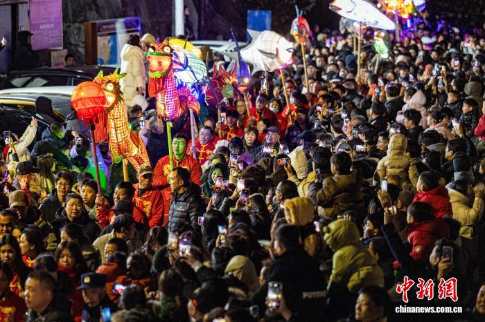 鱼灯映渔港，铁花燃夜色——浙江温岭串起非遗中国年