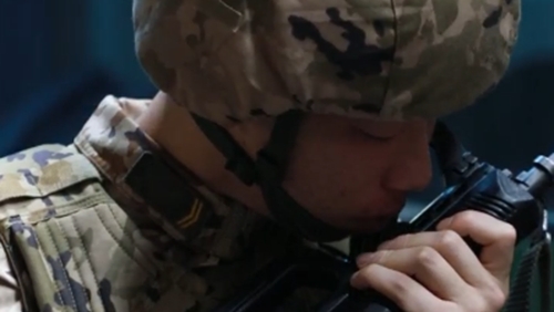 说好的不哭，卸下钢枪的他却哭得像个孩子