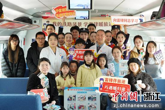 图为：参与活动的旅客们一同合影。中新社发 诸葛菲 供图