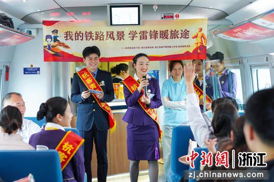 图为：旅客们参与有奖竞答活动。中新社发 诸葛菲 供图