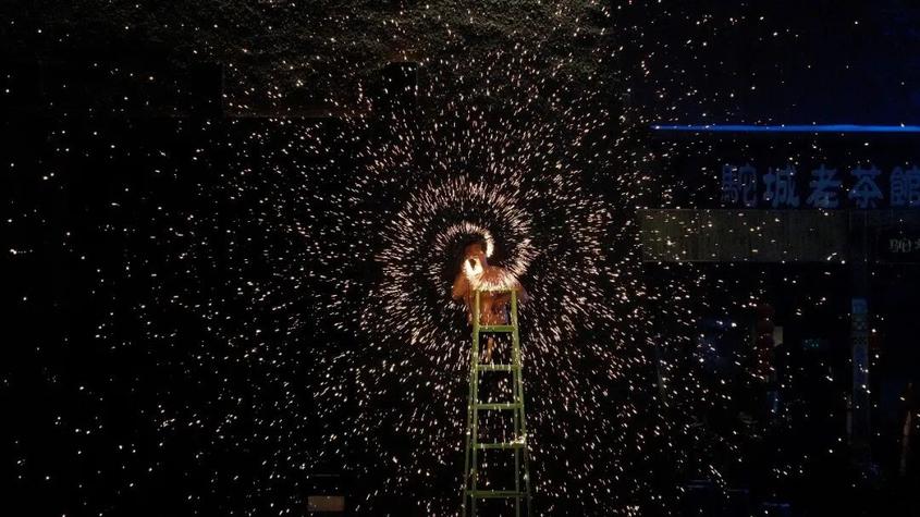柯坪元宵节打铁花表演 艾克拜尔 摄　