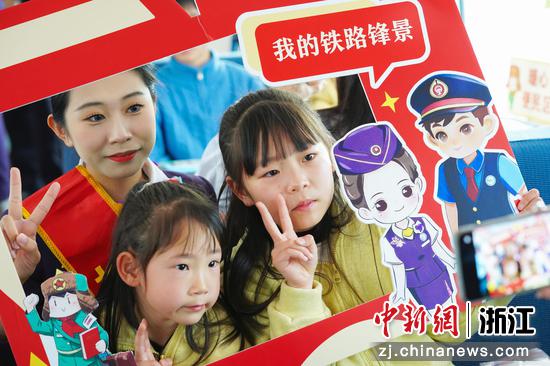 图为：小朋友们参与互动活动。中新社发 诸葛菲 供图