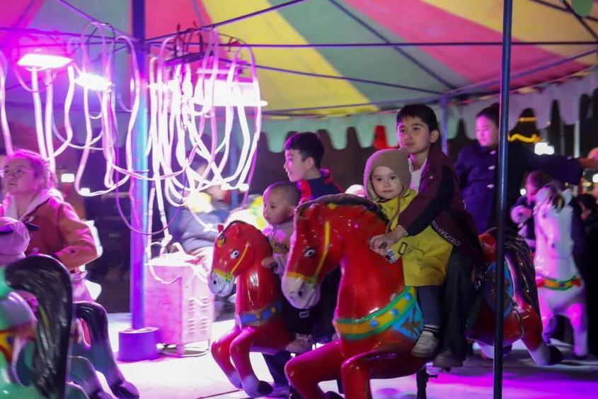 柯坪县元宵节“烟火柯坪 喜乐游园”游乐汇 高依然 摄

　　