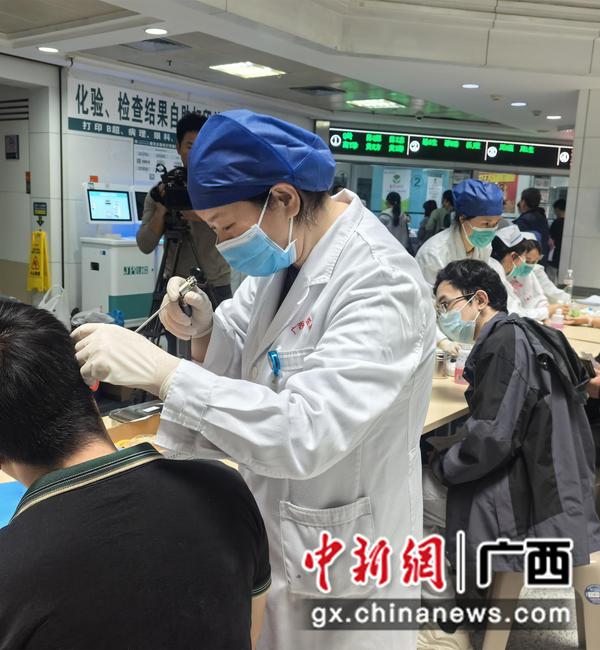 图为义诊现场。