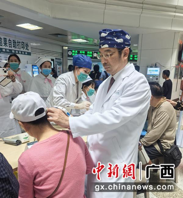 图为义诊现场。