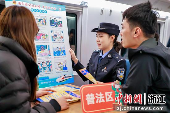 
图为：乘警为旅客提供法律知识讲解和案例分享。中新社发 诸葛菲 供图