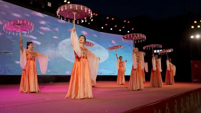 柯坪县元宵节文艺汇演 艾克拜尔 摄

　　