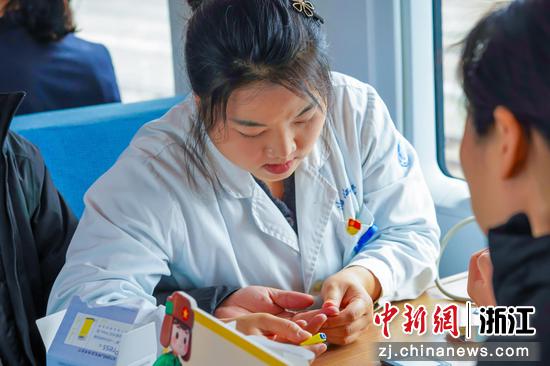 
图为：浙江医院的医生为旅客提供义诊服务。中新社发 诸葛菲 供图