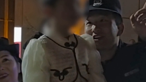 新疆乌恰：元宵夜小女孩与家人走散 民警陪护看完烟花秀送其回家