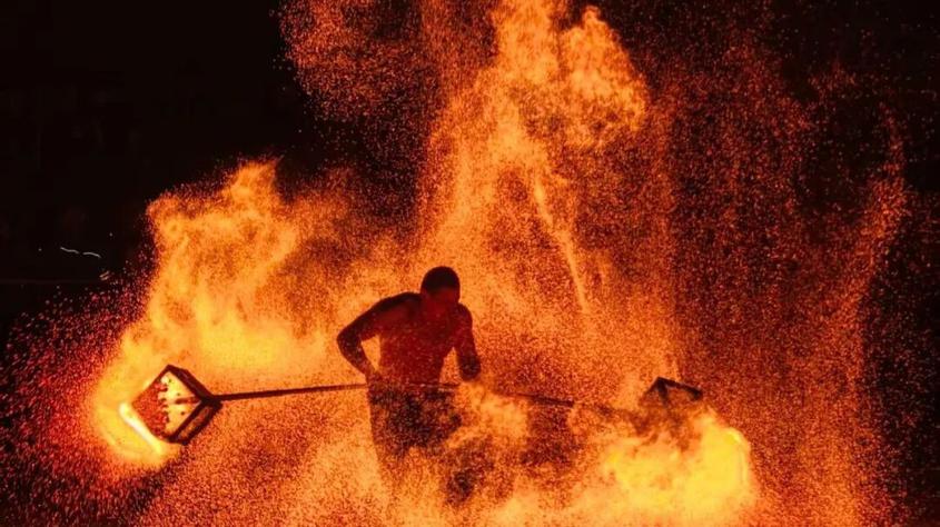 柯坪元宵节打铁花表演 艾克拜尔 摄　
