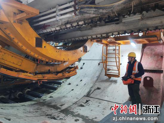 图为：工作人员控制盾构机设备。中新社发 中铁十局 供图
