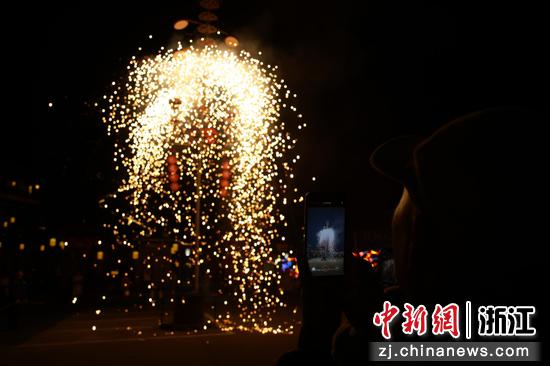 图为：游客拍照打卡“泰顺药发木偶戏”。 孙杨洋 摄