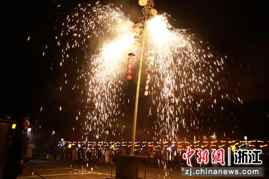 图为：“泰顺药发木偶戏”火花四射。 孙杨洋 摄