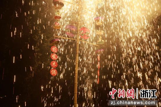 图为：药发木偶在烟花中转动。 孙杨洋 摄